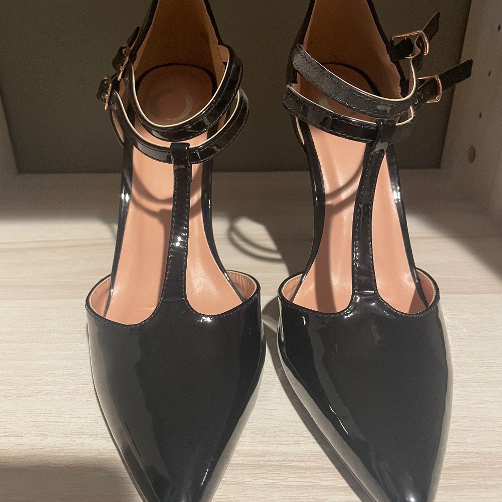 Black patent leather pumps